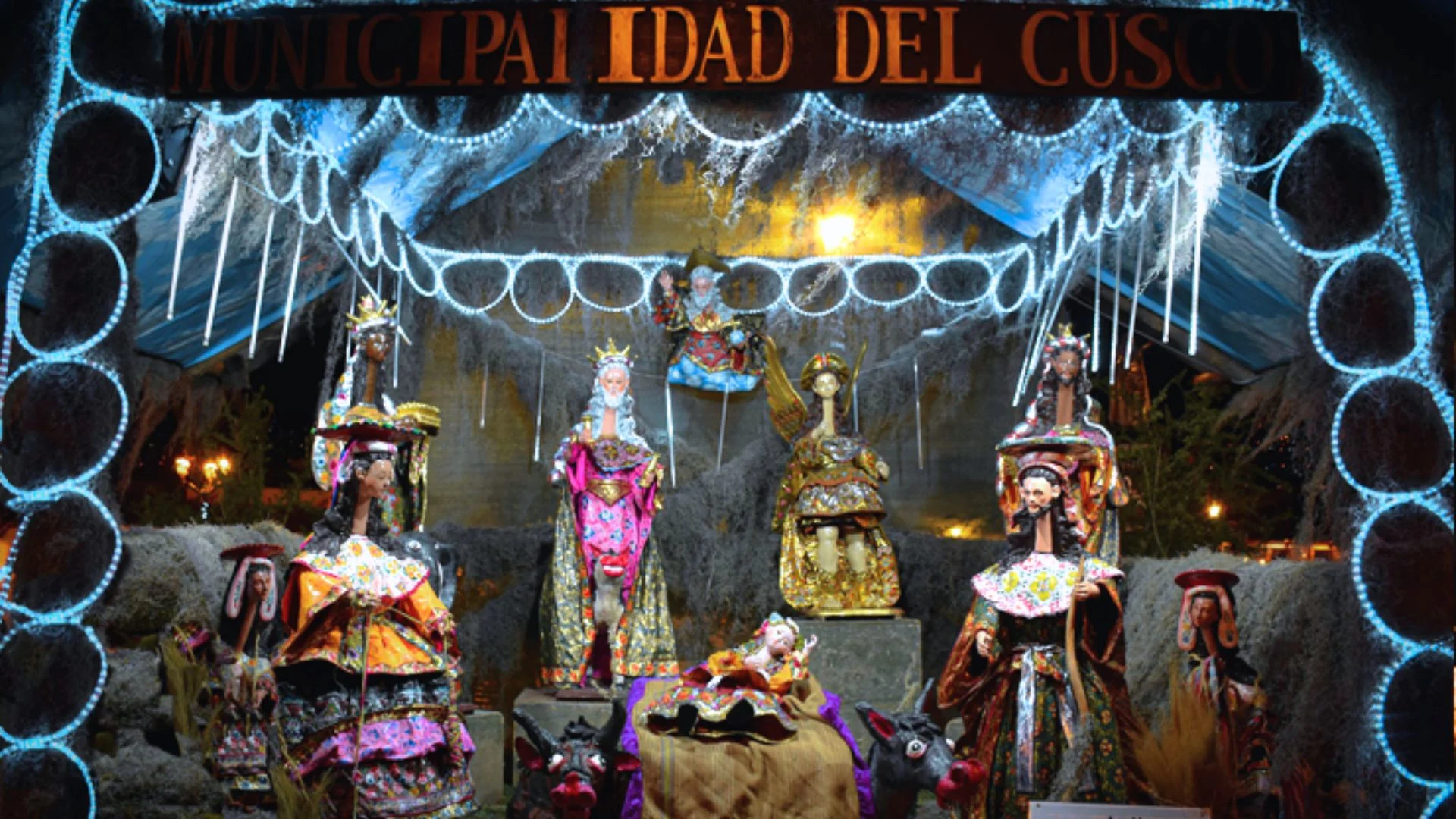 Armado del nacimiento en la plaza del armas del cusco durante el Santurantikuy