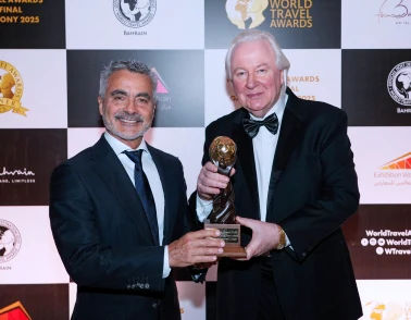 Eduardo Nycander recibe el premio Refugio Amazonas al mejor ecolodge del mundo en los World Travel Awards.