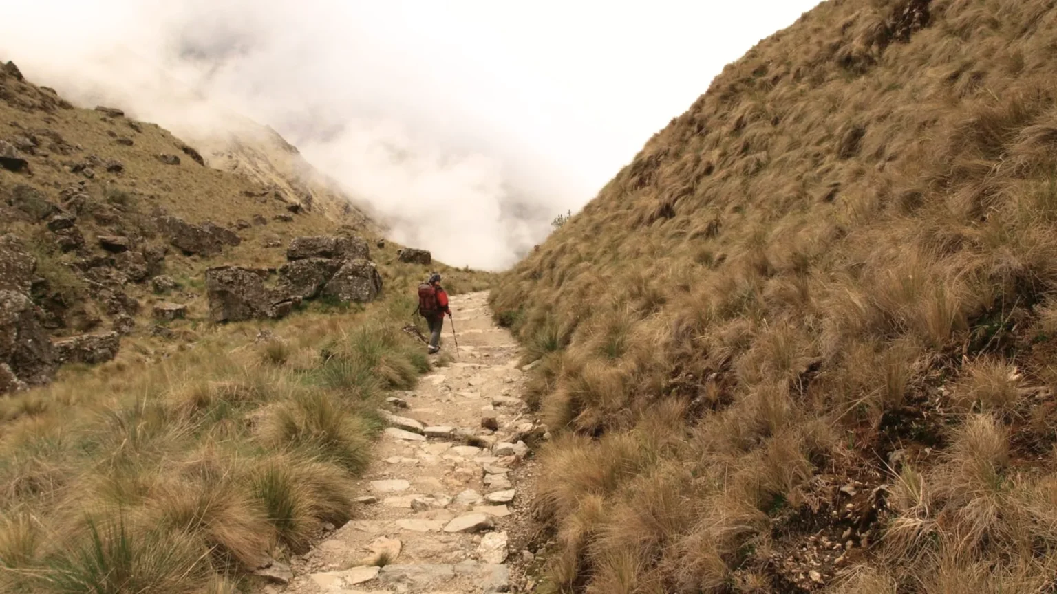 Excursionista en el Camino Inca