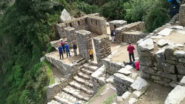 Inti Punku, el último centro arqueológico del Camino Inca, desde donde se obtiene una vista general de Machu Picchu.