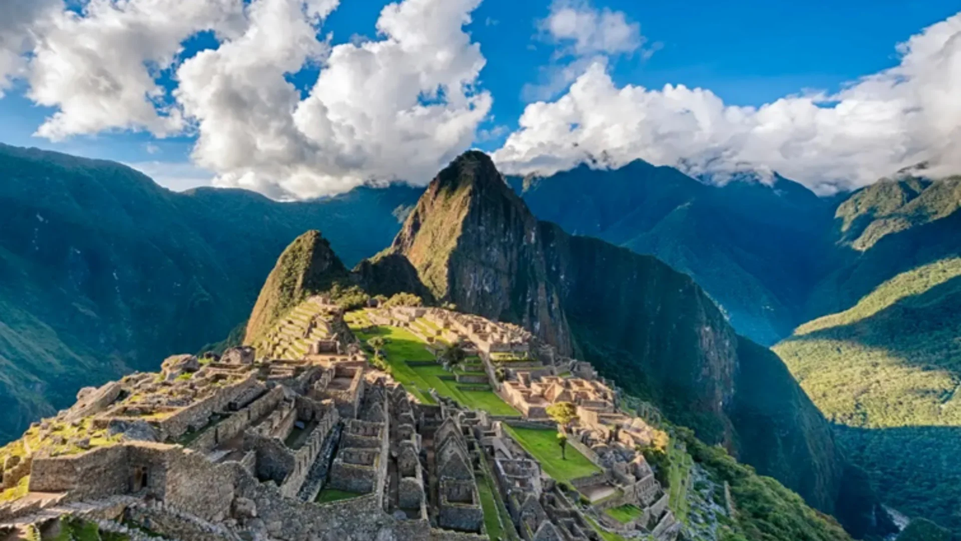 Machu Picchu bajo un cielo azul despejado