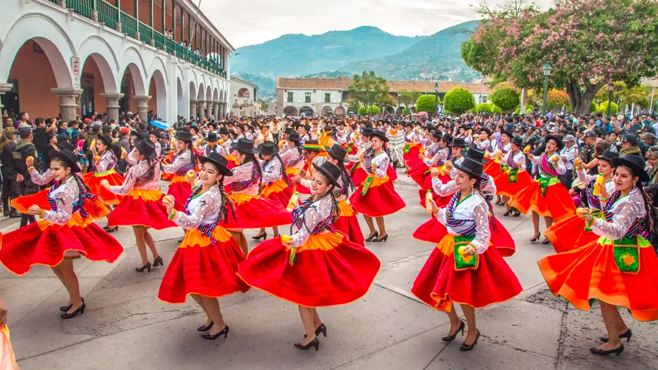 Comparsas y turistas durante el Carnaval Ayacuchano 2026 en Ayacucho