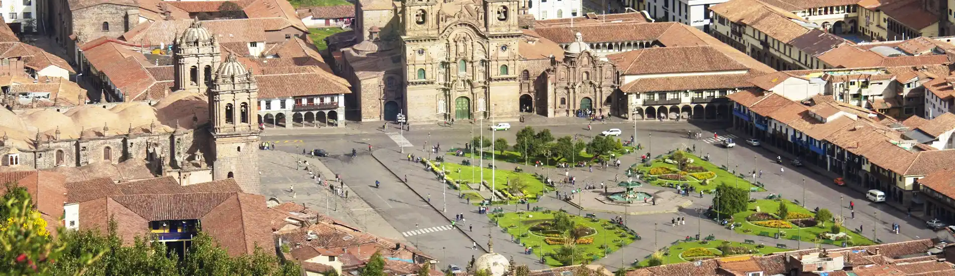 Vista exterior de la Catedral del Cusco en el centro histórico