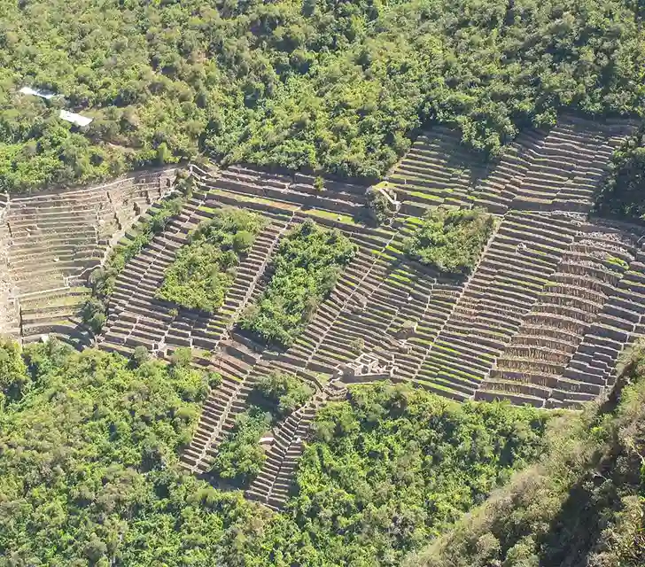 Choquequirao Trek 4 days with Uros Expeditions, hike to the lost city of the Incas among deep valleys and high mountains.