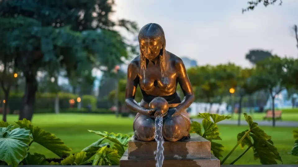 Fotografia del monumento de bronce que conmemora a las indígenas, créditos a su autor