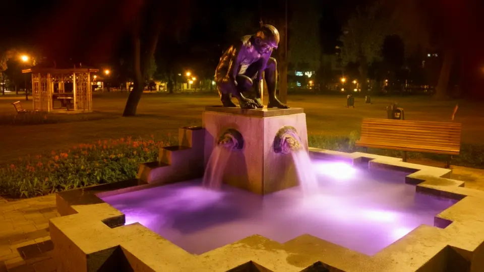 Vista de la fuente de los Ñocos dentro del parque mágico del agua durante la noche limeña