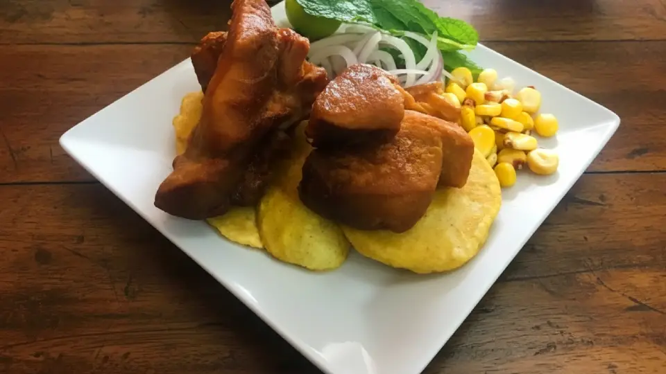 Plato de chicharron Cusqueño