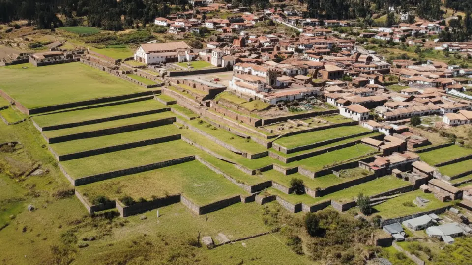 foto panoramica que muestra la ciudad de Chinchero y el sitio arqueologico del mismo nombre