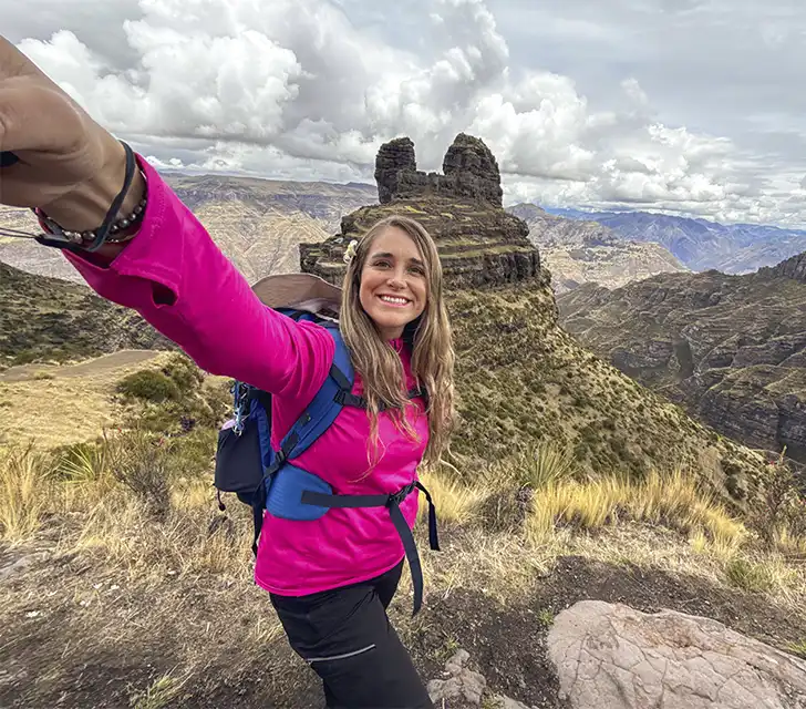 Tour Fortaleza Inca de Waqrapukara Full Day con Uros Expeditions, caminata hacia el impresionante sitio arqueológico inca entre montañas del Cusco