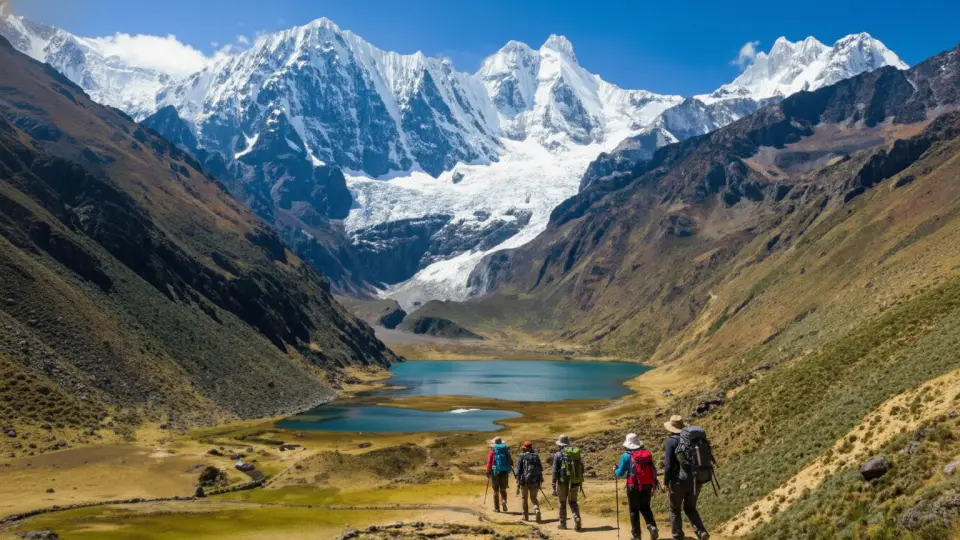 Turistas haciendo trekking en la cordillera de Huayhuash en Huánuco Perú