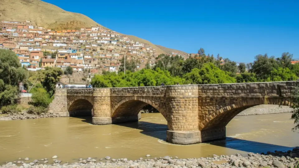 Vista del Puente colonial de Calicanto en Huánuco Perú