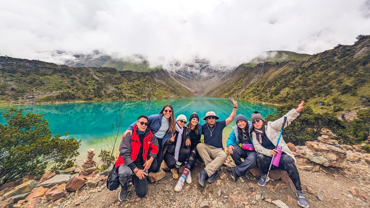 Laguna de Humantay con el nevado Salkantay en Cusco tras la habilitación de un nuevo acceso turístico