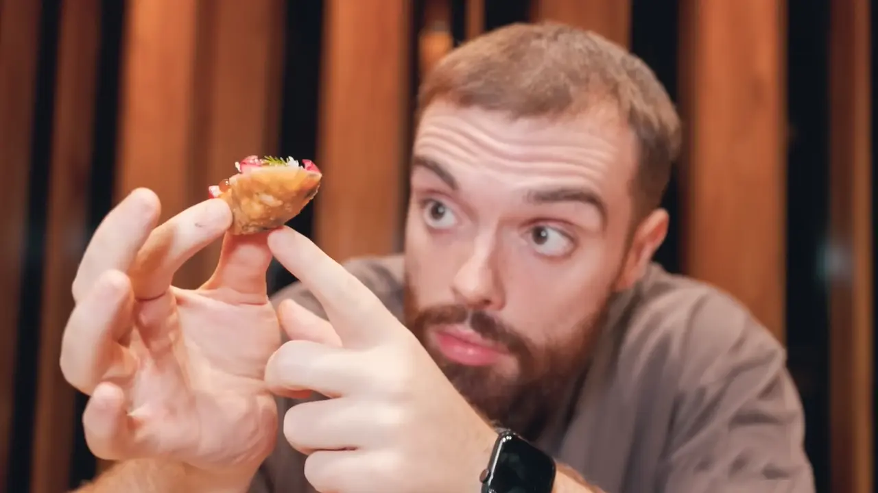 Ibai Llanos tasting Peruvian ceviche in a restaurant in Lima