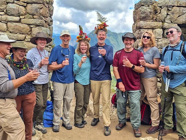 Vista panorámica de Machu Picchu desde Inti Punku, la Puerta del Sol, punto final del Camino Inca Lujo 5 días 4 noches, con una experiencia exclusiva al amanecer en Cusco, Perú