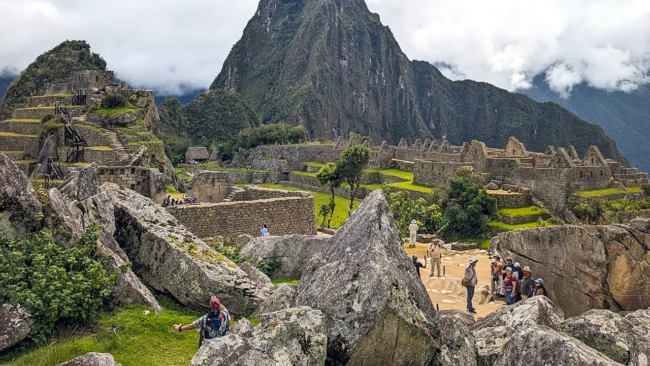 Turistas recorriendo Machu Picchu, anuncio de venta de boletos 2026