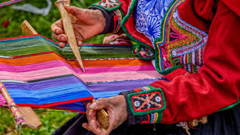 mujer tejiendo con una técnica tradicional