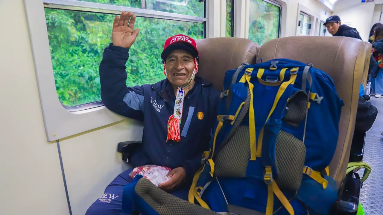 Porteadores del Camino Inca abordando tren exclusivo en Machu Picchu
