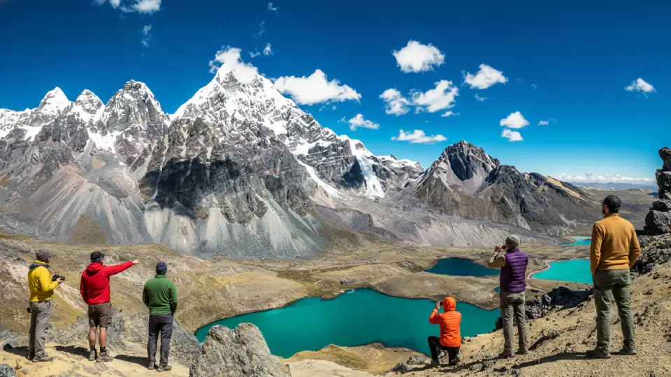 Turistas observando el paisaje de Ausangate después de una caminata