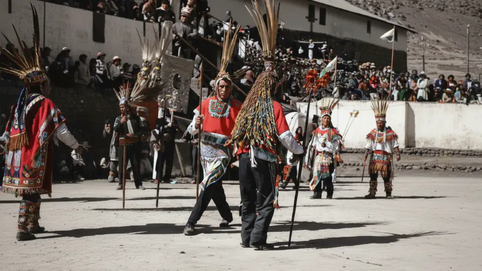 Feligreses bailando la danza Wayrichubchu en el señor de Qoyllority