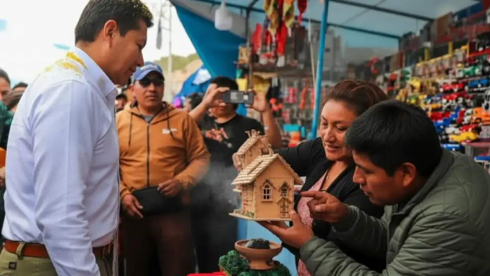 Turistas nacionales comprando su casita en el feria de las Alasitas en Qoyllority
