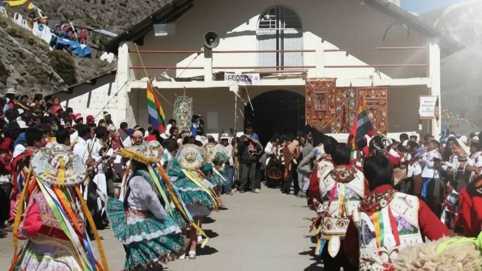 Creyentes del señor de Qoyllority danzando en la puerta del santuario o templo