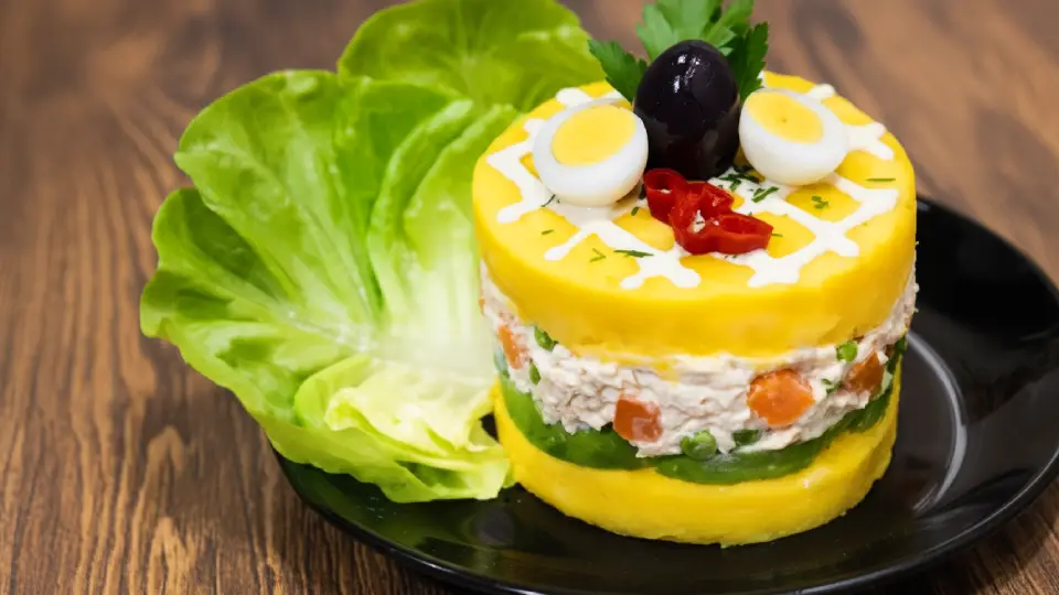 Plato representativo de la gastronomia peruana "causa a la limeña" que vale la pena probar