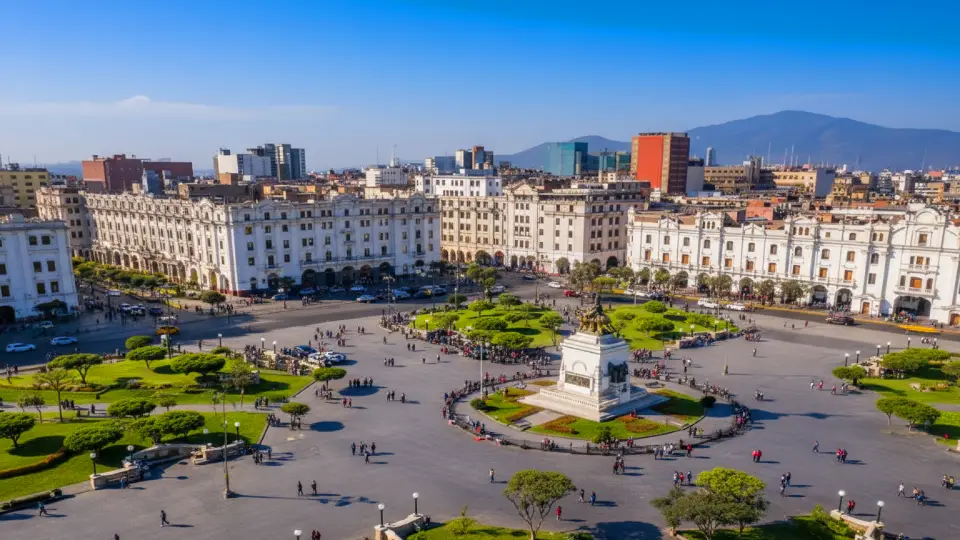 Plaza San Martin de Lima durante el dia