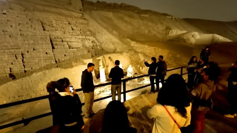 Turistas disfrutando de un tours nocturno en Huaca Pucllana