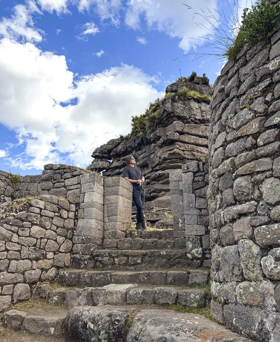 tourists-visiting-to-waqrapukara