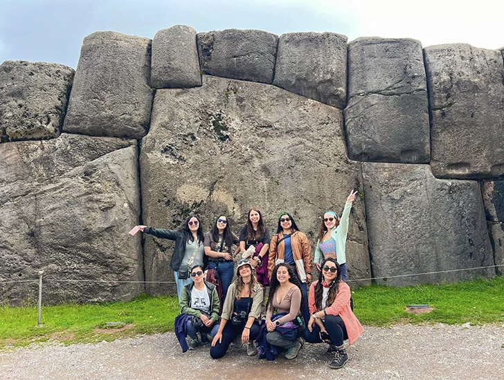 Saqsayhuamán en tour Cusco 6 días con Uros Expeditions, imponente fortaleza inca con vistas panorámicas de la ciudad imperial