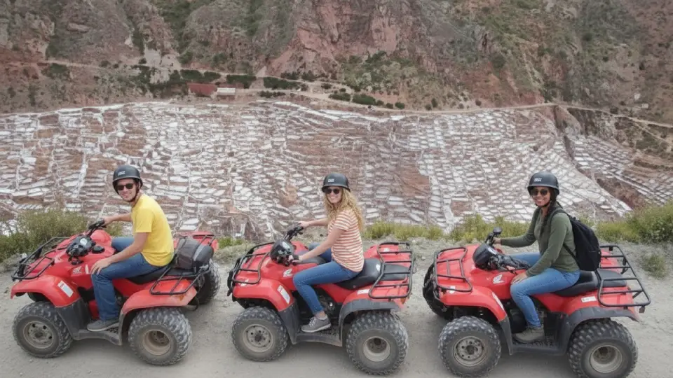 Turistas felices por conocer las minas de sal de Maras en cuatrimotos