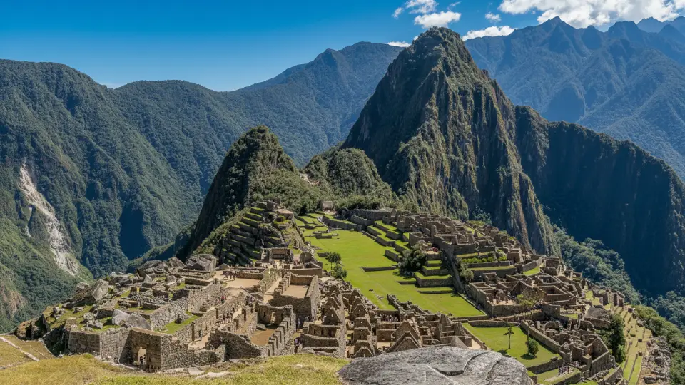 Machu Picchu durante un dia soleado