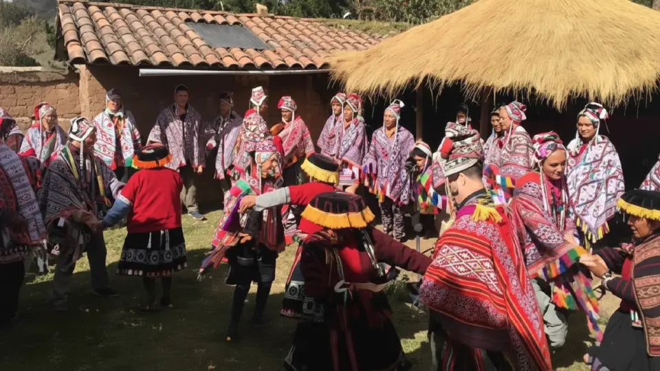 Turistas disfrutando de una fiesta familiar andina , creditos a su autor