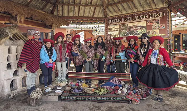 Chinchero, pueblo de tejedores incas en el Valle Sagrado, tour de un día con Uros Expeditions para conocer tradiciones ancestrales